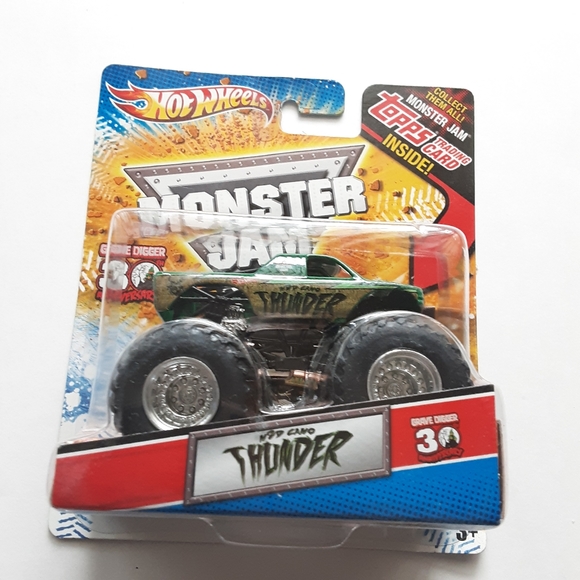 2012 Monster Jam Hot Wheels M2D CAMO Thunder w/Topps Trading Card NEW